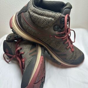 Keen Footwear Label with Black and Gray Pattern